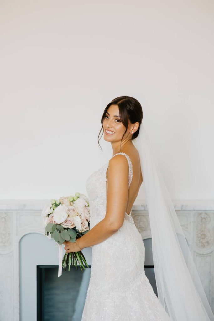 In questa immagine il primo abito da sposa di Laura Mencarelli.