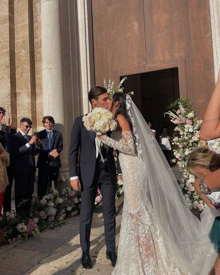 In questa foto Virginia Mihajlovic con Alessandro Vogliacco si scambiano un bacio all'uscita della chiesa dopo la cerimonia
