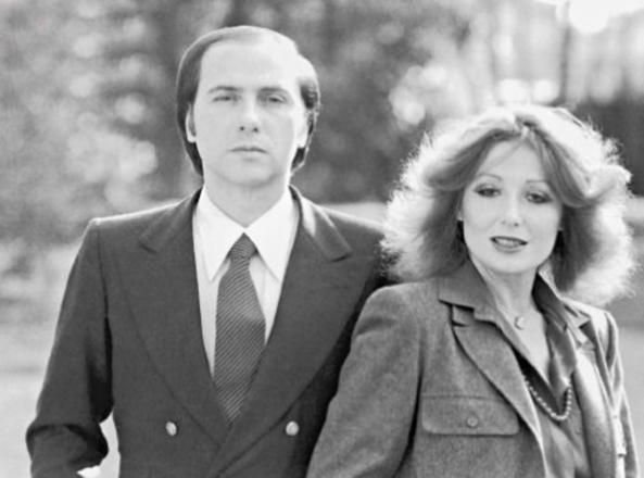 In questa foto in bianco e nero Silvio Berlusconi con Carla Elvira Lucia Dall'Oglio