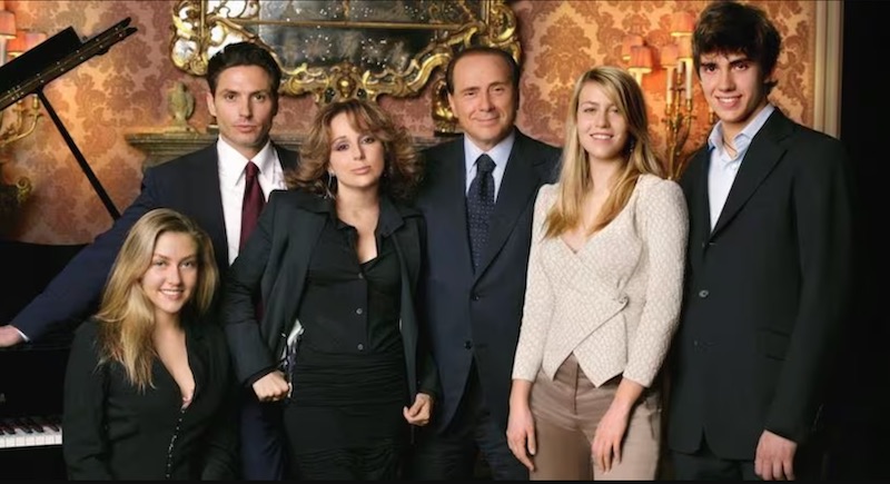 In questa foto Silvio Berlusconi con i figli