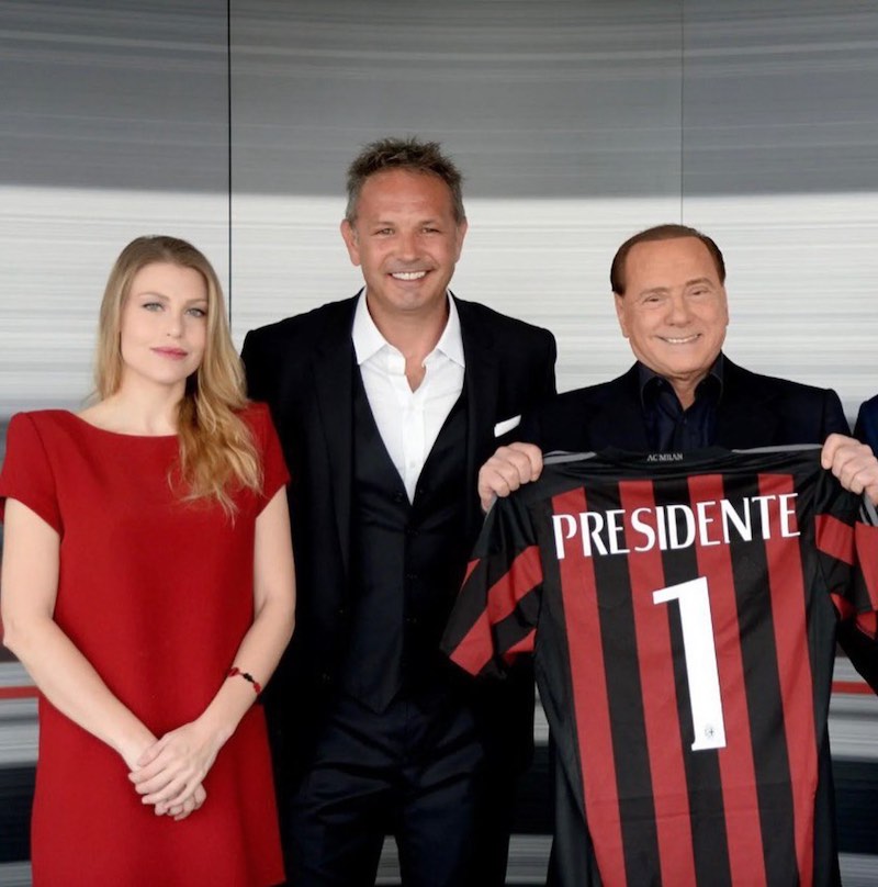 In questa foto Silvio Berlusconi con Siniša Mihajlović tiene una maglia del Milan con scritto Presidente e il numero 1
