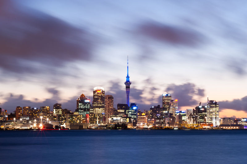 In questa foto lo skyline serale di Auckland in Nuova Zelanda