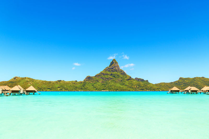 In questa foto una vista dal mare di Bora Bora