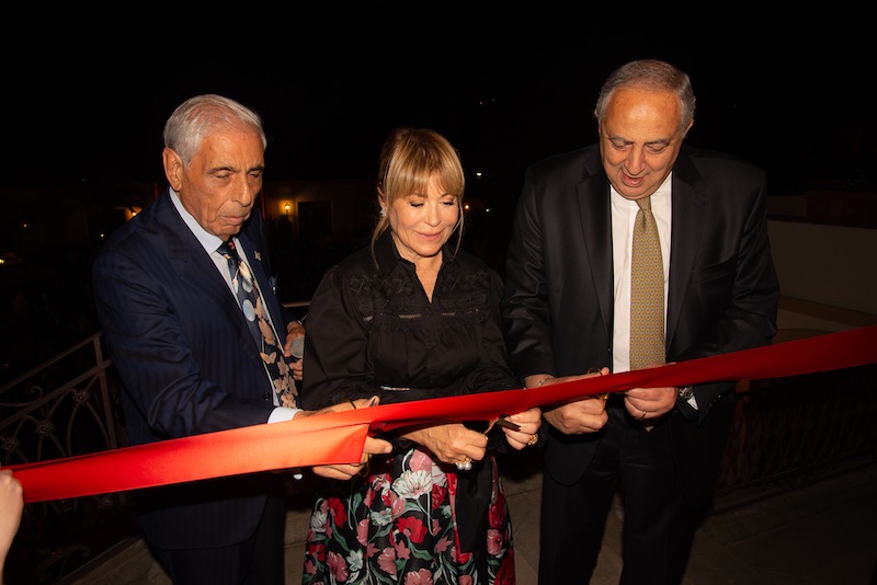 In questa foto Tommaso Dragotto con il sindaco di Palermo Roberto Lagalla tagliano il nastro inaugurale di Villa del Gattopardo