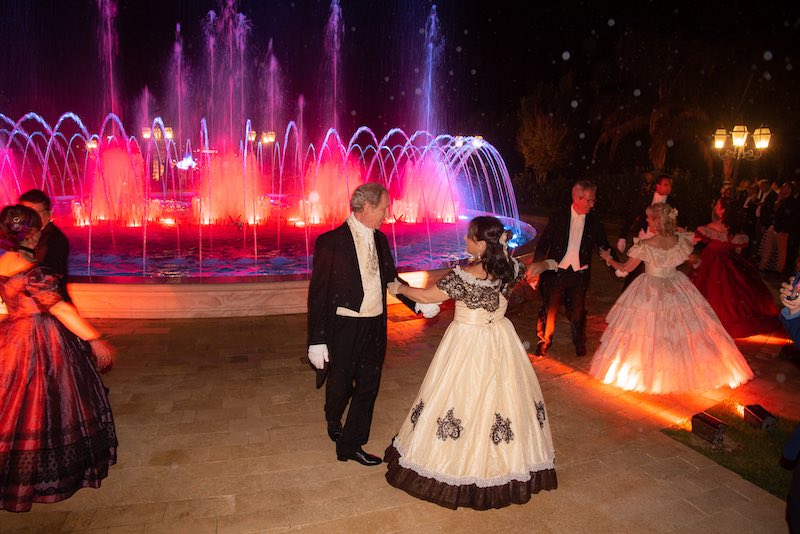 In questa foto un valzer danzato davanti la fontana di Villa del Gattopardo durante l'inaugurazione