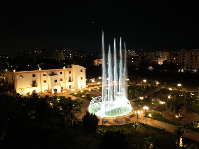 In questa foto notturna la fontana di Villa del Gattopardo a Palermo vista dall'alto 