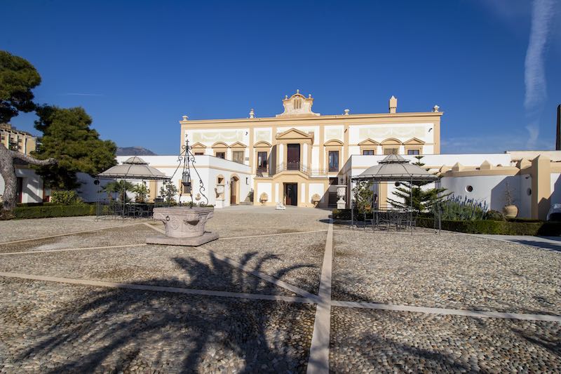 In questa foto la facciata frontale di Villa del Gattopardo a Palermo