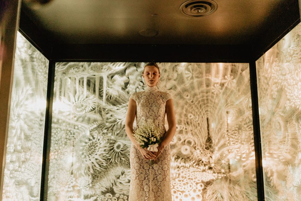 In questa immagine una sposa con un abito interamente realizzato in pizzo