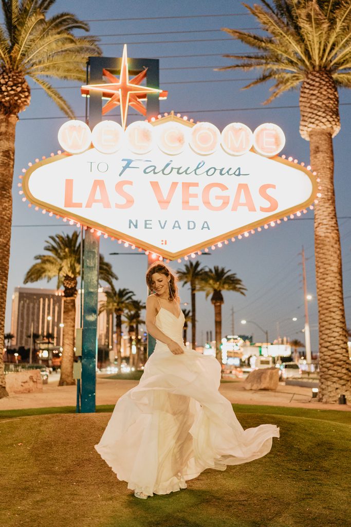 In questa immagine una sposa sorridente a Las Vegas
