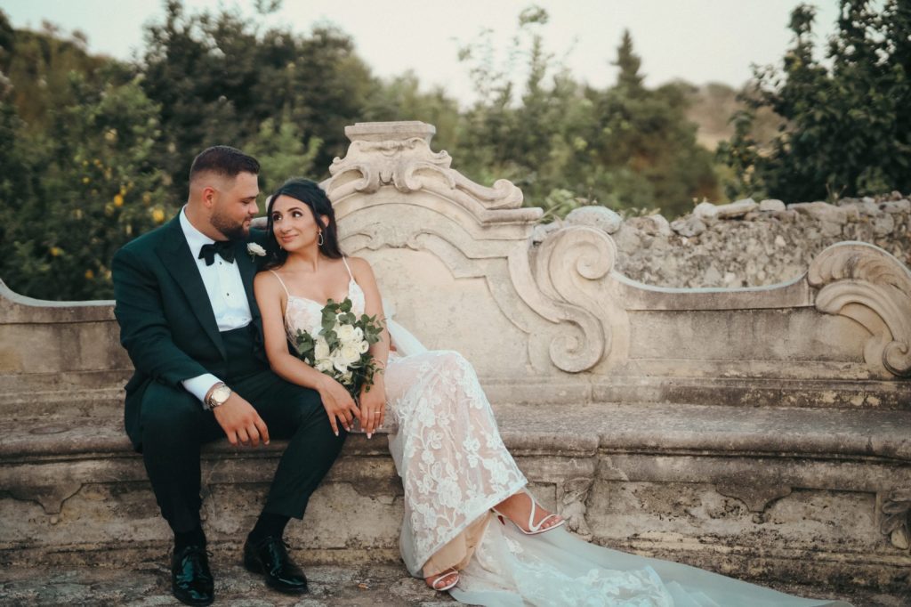 In questa foto realizzata da Mariateresa D'Agostino dello studio fotografico la camera chiara di Reggio Calabria i due sposi Melissa e Alessandro sono seduti su una fontana