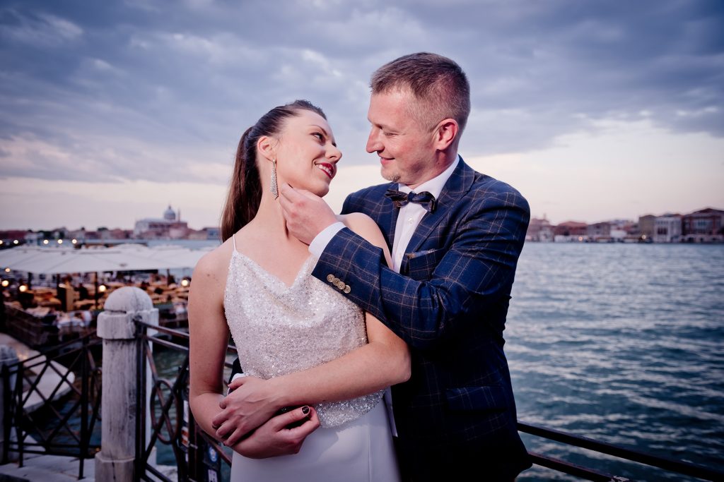 Una foto del destination wedding di Joanna e Artur realizzata sulle rive delle Zattere della laguna da Stefano Paladini, tra i migliori fotografi di matrimonio a Venezia