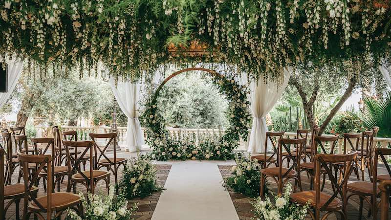 In questa foto un allestimento floreale matrimonio 2023 di una cerimonia all'aperto firmato da Noi2Wedding nei colori del bianco e del verde 