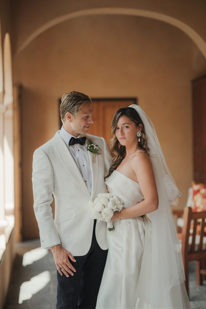 In questa foto gli sposi Victoria e Coen nella loro suite per il Destination Wedding all'Abbadia San Giorgio Moneglia: lo scatto è realizzato da Arianna Bellini dello studio Myshotmedia, tra i fotografi di matrimonio a Genova