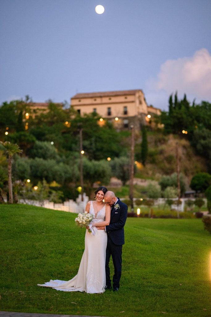 In questa foto gli sposi Rosario e Giusy sorridono immersi nel verde: è stata realizzata da Pierpaolo Perri, tra i fotografi di matrimonio a Reggio Calabria