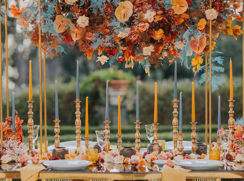 In questa foto l'allestimento di un matrimonio nei toni del turchese, dell'arancione e del giallo senape