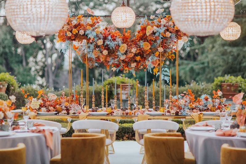 In questa foto l'allestimento di un matrimonio realizzato da Giovanna Damonte nei toni del turchese, dell'arancione e del giallo senape