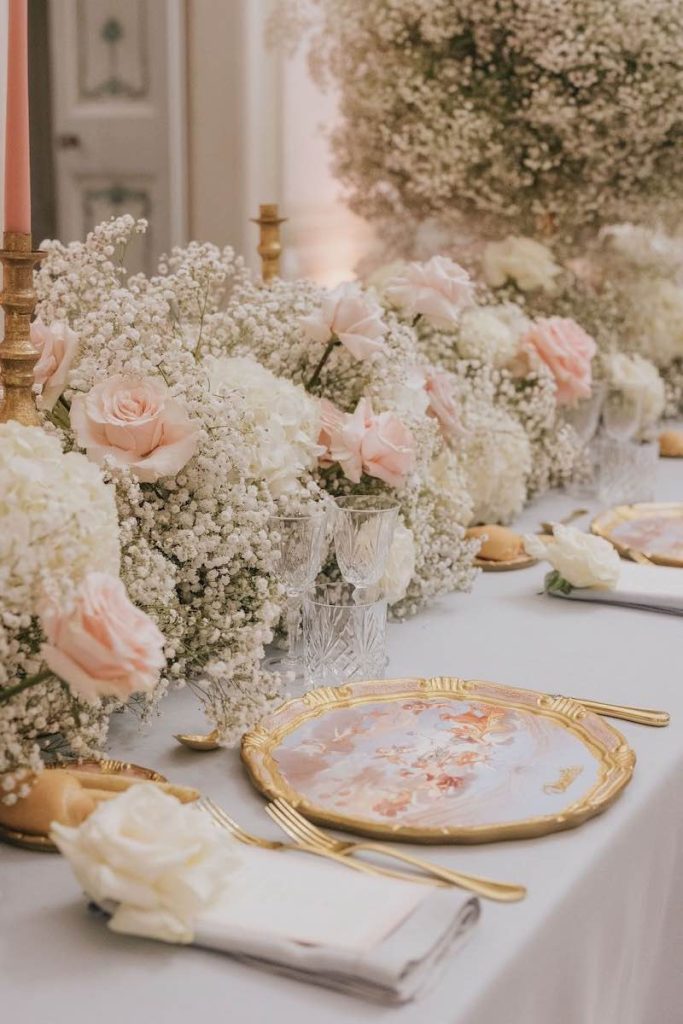 In questa foto la mise en place di un matrimonio nei toni del bianco, dell'oro e del rosa cipria realizzato da Giovanna Damonte 