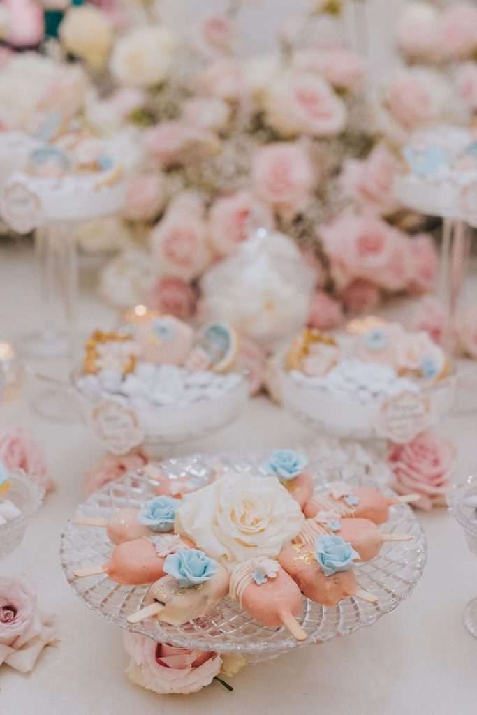In questa foto lo Sweet Table di un matrimonio nei toni del bianco, dell'oro e del rosa cipria realizzato da Giovanna Damonte con biscottini e confetti personalizzati