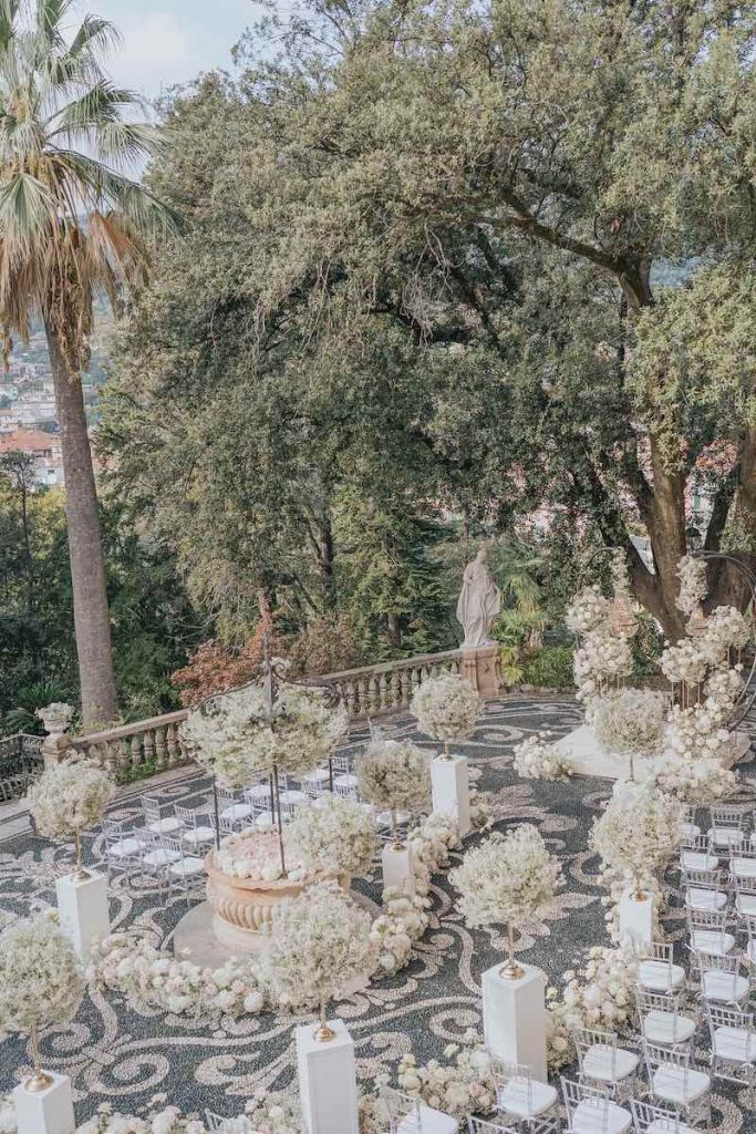 In questa foto la vista dall'alto di un allestimento di un matrimonio nei toni del bianco e del rosa cipria realizzato da Giovanna Damonte