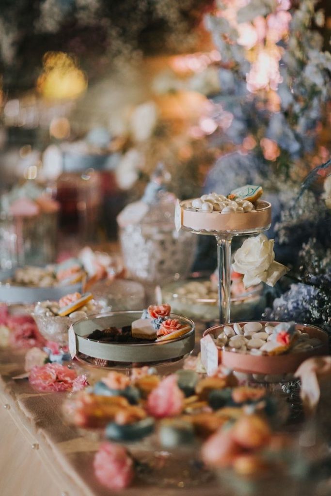 In questa foto lo Sweet Table di un matrimonio con biscottini e confetti personalizzati nei toni del rosa e del turchese