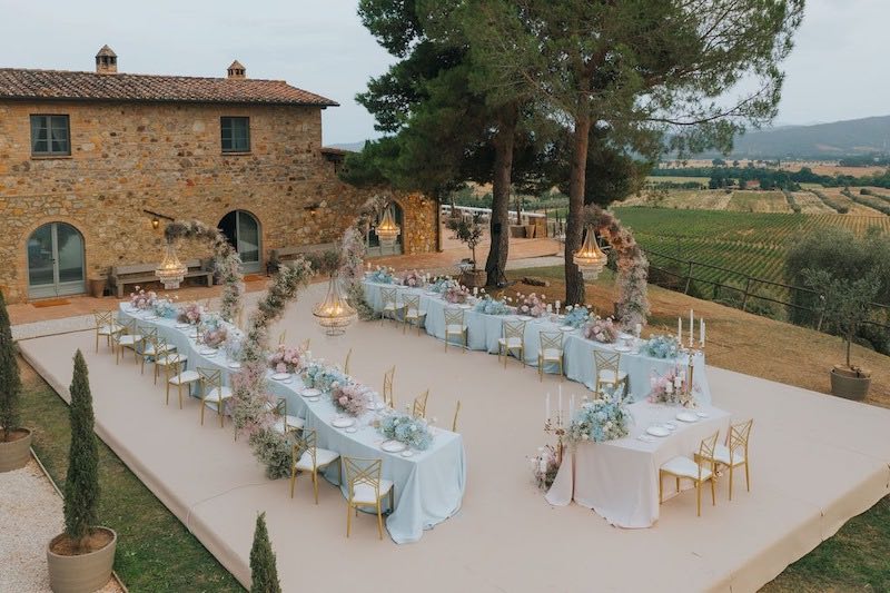 In questa foto una vista dall'alto dell'allestimento di un matrimonio della Giovanna Damonte Agency realizzato nei torni del celeste e del rosa