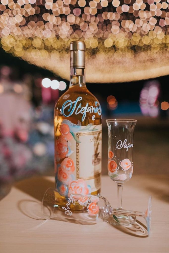 In questa foto una bottiglia di vino con due flûte personalizzati per due sposi dalla Wedding Planner Giovanna Damonte