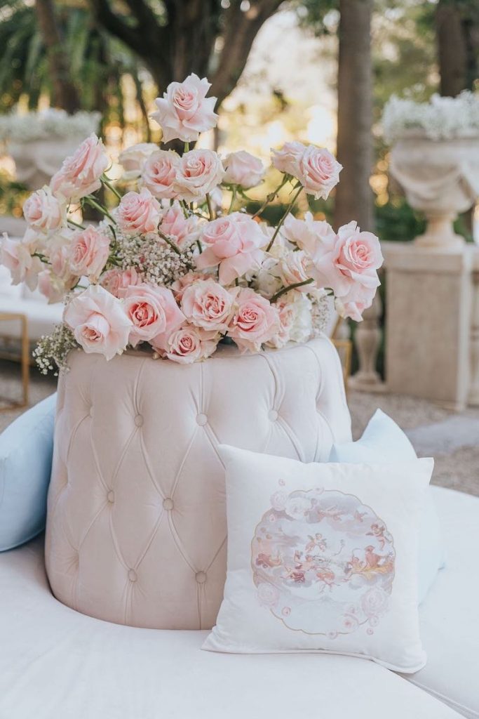 In questa foto il dettaglio dell'allestimento di un matrimonio nei toni del bianco e del rosa cipria realizzato da Giovanna Damonte con rose e arredi in tinta