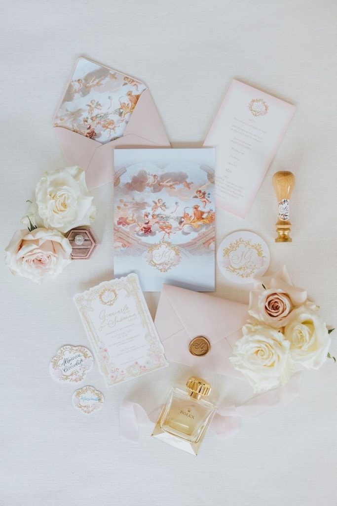 In questa foto la stationery di un matrimonio nei toni del bianco, del rosa cipria e dell'oro realizzato da Giovanna Damonte