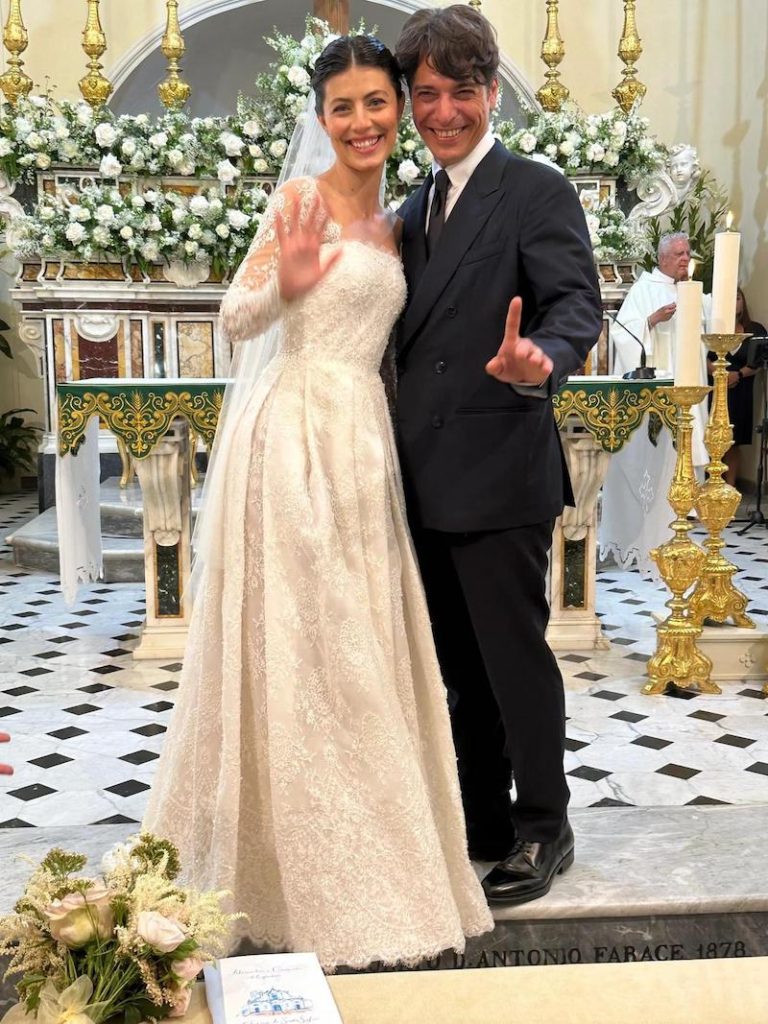 In questa foto Alessandra Mastronardi e Gianpaolo Solino all'altare dopo la celebrazione del loro matrimonio