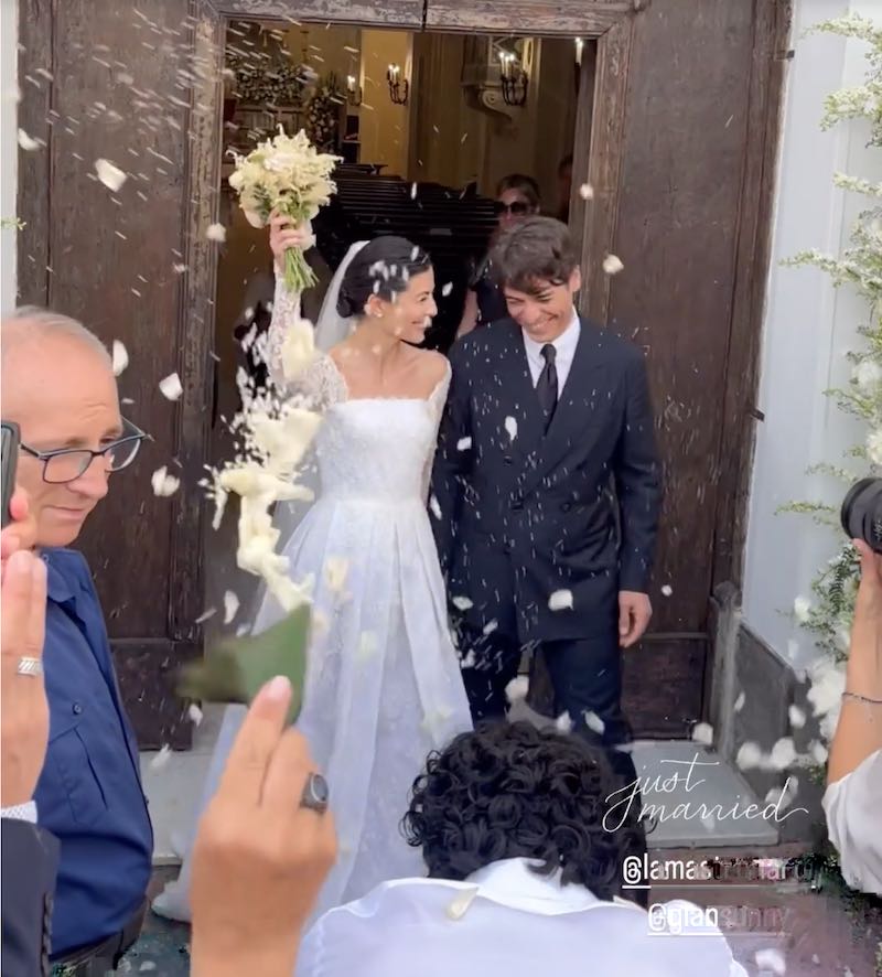 In questa foto Alessandra Mastronardi mano nella mano con Gianpaolo Solino mentre escono fuori dalla chiesa con il tradizionale lancio del riso. Alessandra alza in alto il bouquet