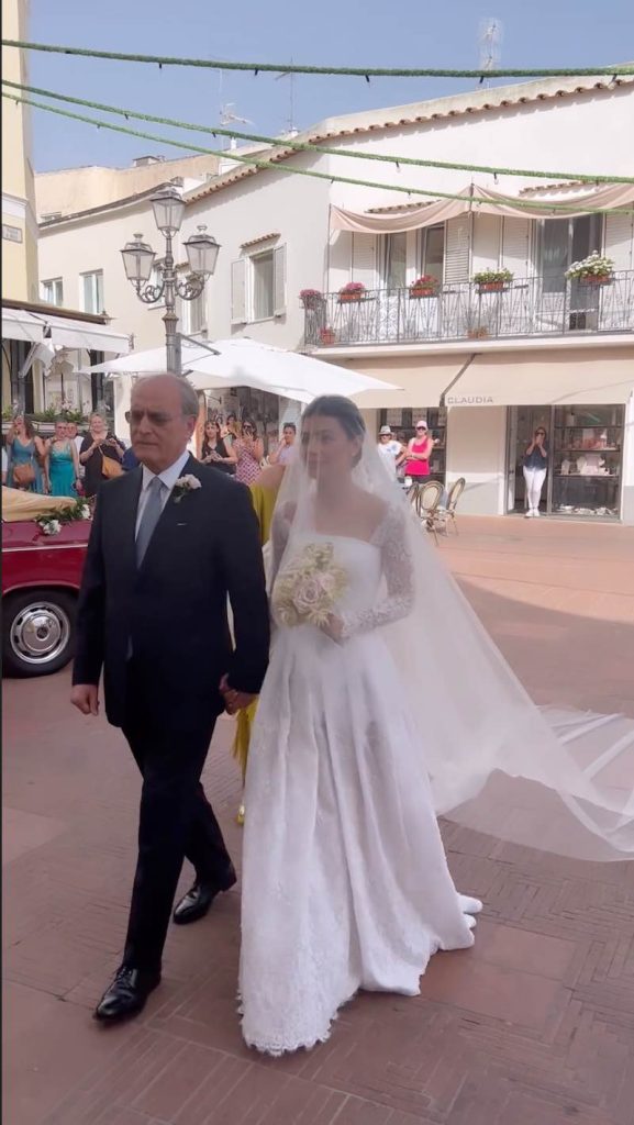 In questa foto un momento del matrimonio di Alessandra Mastronardi al braccio del papà prima di entrare in chiesa