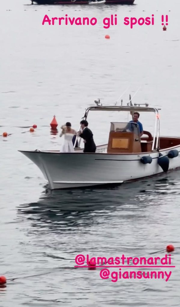 In questa foto l'arrivo in location di Alessandra Mastronardi e di Gianpaolo Solino mentre ballano a bordo di una barca