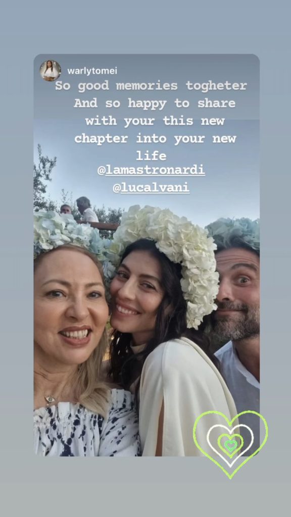 In questa foto un momento della festa di pre-matrimonio di Alessandra Mastronardi circondata da amici e indossano tutti corone di fiori
