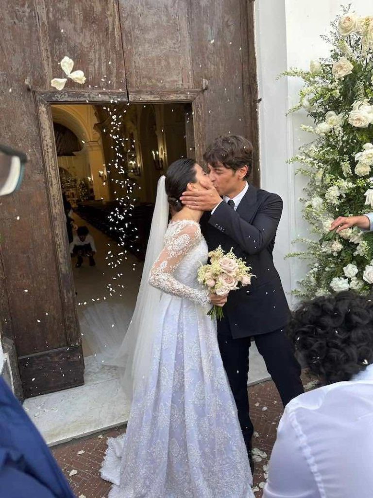 In questa foto Gianpaolo Solino bacia Alessandra Mastronardi alla fine della cerimonia di nozze
