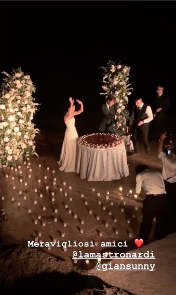 In questa foto un momento del taglio della torta nuziale di Alessandra Mastronardi mentre lei balla 