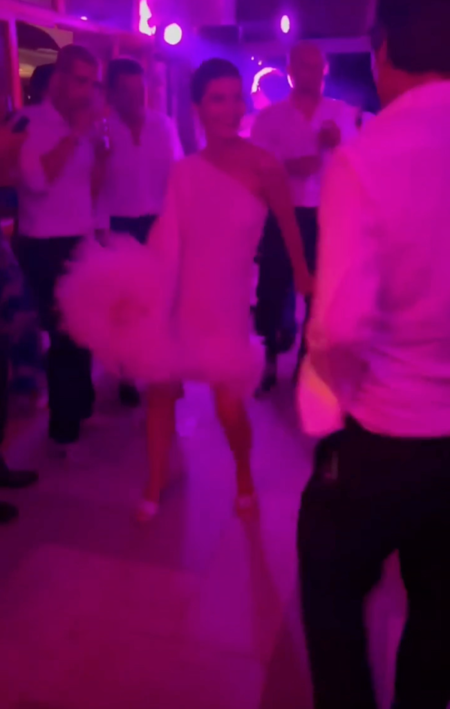 In questa foto Alessandra Mastronardi balla al party del matrimonio con un mini dress monospalla con inserti plumage