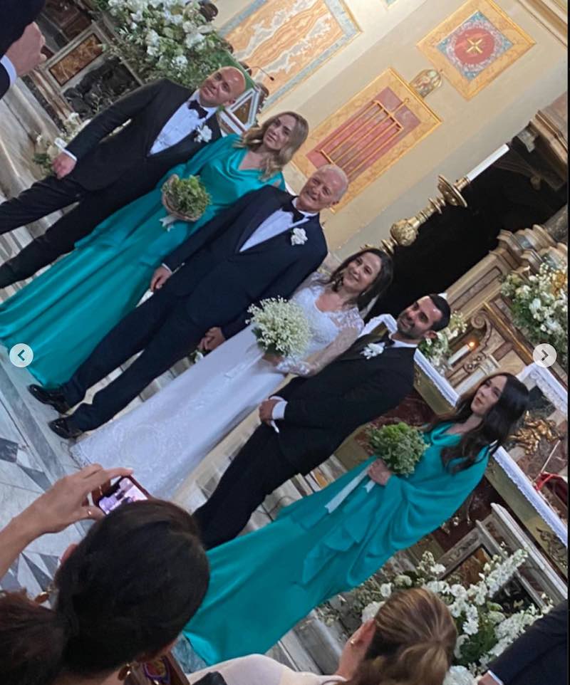 In questa foto un momento dopo il matrimonio di Santo Versace e Francesca de Stefano all'altare con damigelle e testimoni