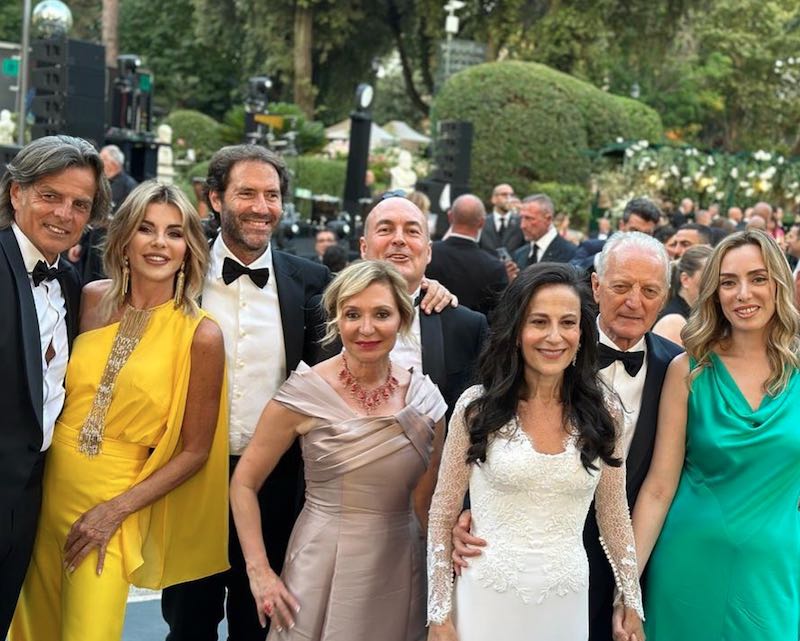 In questa foto Santo Versace, Francesca de Stefano, Alba Parietti e altri invitati al matrimonio