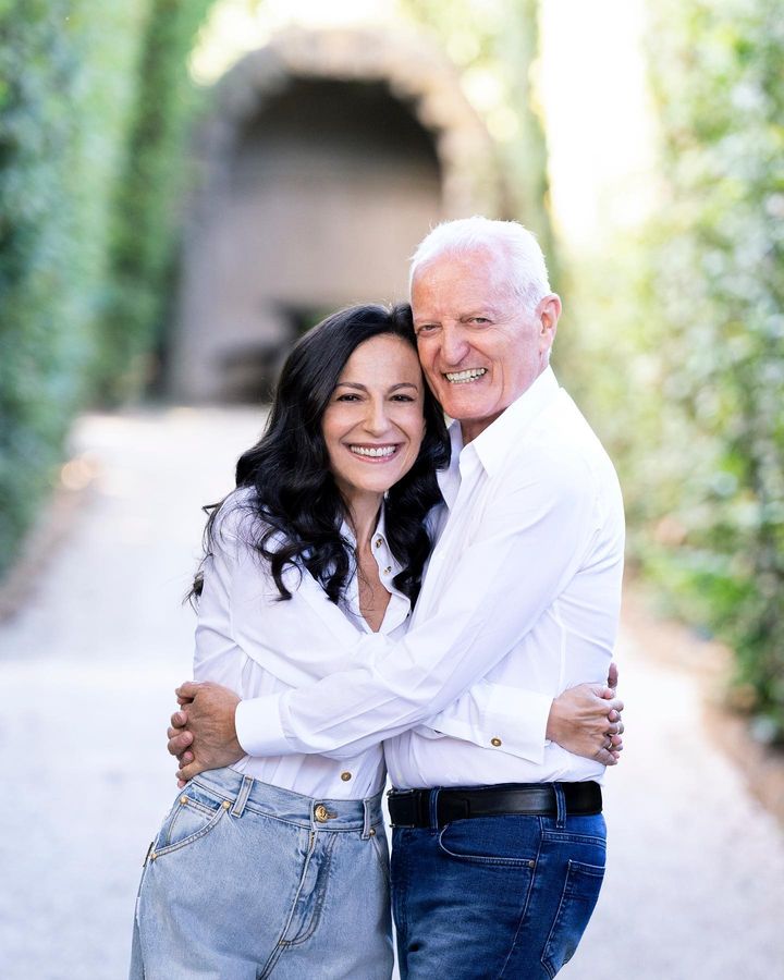 In questa foto di pre-matrimonio Francesca De Stefano e Santo Versace posano in camicia di colore bianco e jeans