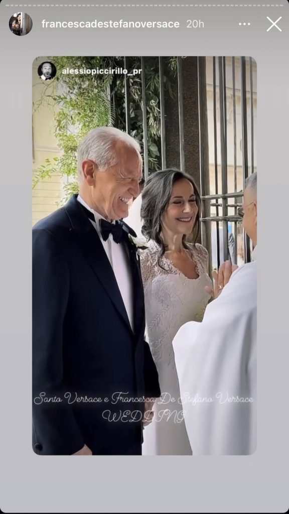 In questa foto un momento prima del matrimonio di Santo Versace con Francesco De Stefano che parlando con il sacerdote prima dell'ingresso in chiesa