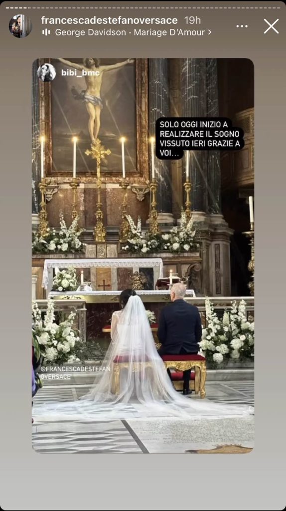 In questa foto un momento della cerimonia di nozze di Santo Versace con Francesca De Stefano fotografati di spalle seduti all'altare