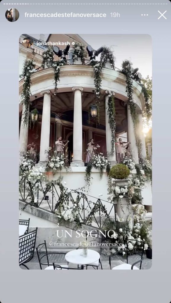 In questa foto il patio di Casina Valadier allestita con fiori bianchi e rampicanti verdi per il matrimonio di Santo Versace