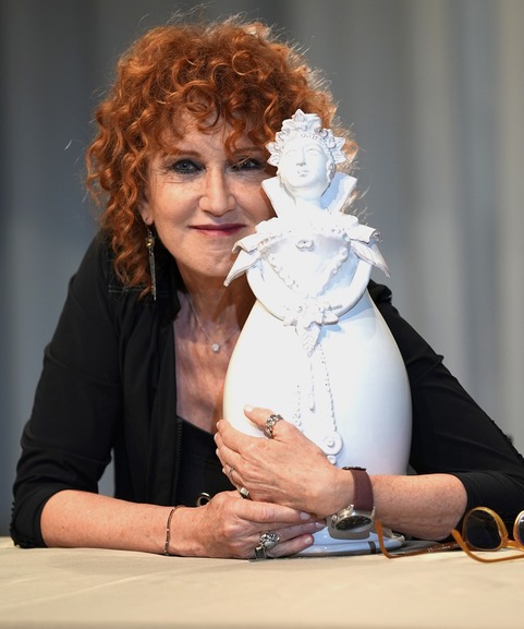 In questa foto Fiorella Mannoia abbraccia la Pupa di ceramica pugliese simbolo di Passerella Mediterranea