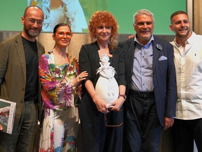 In questa foto Fiorella Mannoia con gli organizzatori dell'ottava edizione di Passerella Mediterranea