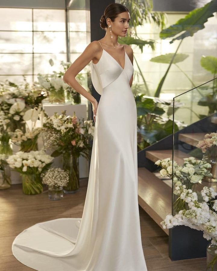 In questa foto una modella posa indossando un abito da sposa di Rosa Clará modello lingerie 