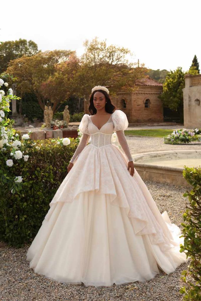 In questa foto una modella posa indossando un abito da sposa Vladiyan Royal modello principessa con maniche oversize 