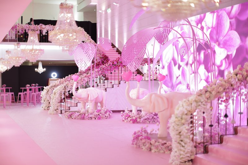 In questa foto l'allestimento del Weddings Luxury Award 2019 nei toni del rosa 