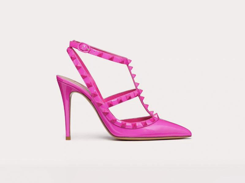 In questa doto l'iconico modello stud di Valentino, in total fucsia