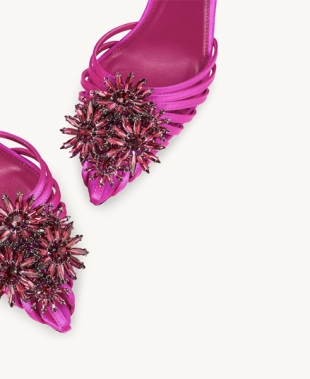 Fucsia che più fucsia non si può: anche per le scarpe da sposa è Barbiecore