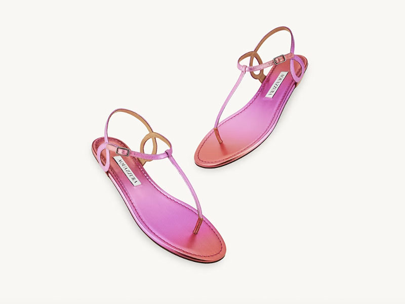 In questa foto un paio di infradito super flat fucsia di Aquazzura: sono perfette come cambio scarpe da sposa Barbiecore